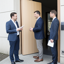 TELC B1.2 Bildbeschreibung: A job applicant waiting nervously before an interview