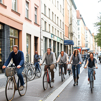 TELC B1.2 Bildbeschreibung: Citizens riding bicycles instead of driving cars